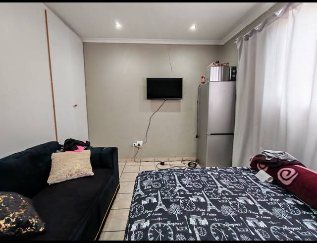 2 BEDROOM FLAT FOR SALE IN KEMPTON PARK CENTRAL